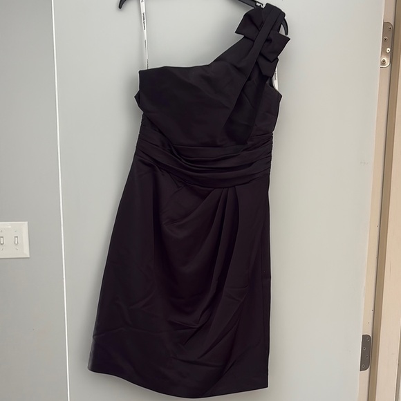 Elegant Black One-Shoulder Dress - Picture 1 of 1